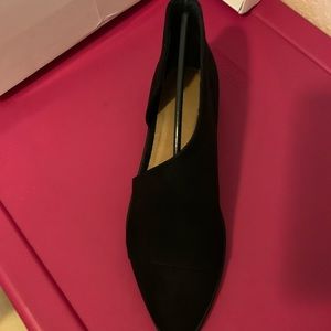 Black flat shoe